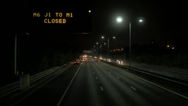 Señal Cierre Autopista Noche — Vídeo de stock