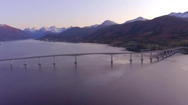 Günbatımında Norveç 'te Tresfjord' un üzerindeki Büyük Kutu Girder Köprüsü