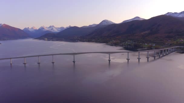 Uma Enorme Caixa Viga Ponte Sobre Tresfjord Noruega Sunset — Vídeo de Stock