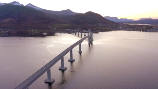 Enorm Box Girderbro Över Tresfjord Norge Vid Solnedgången — Stockvideo