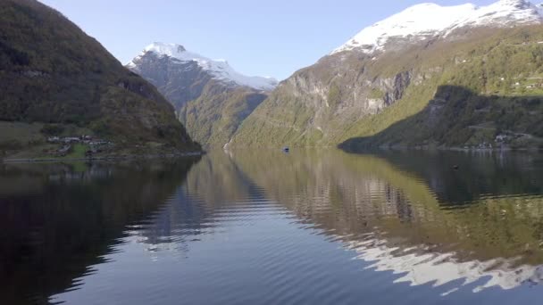 Trajekt Projíždějící Fjordem Norsku Během Pádu — Stock video