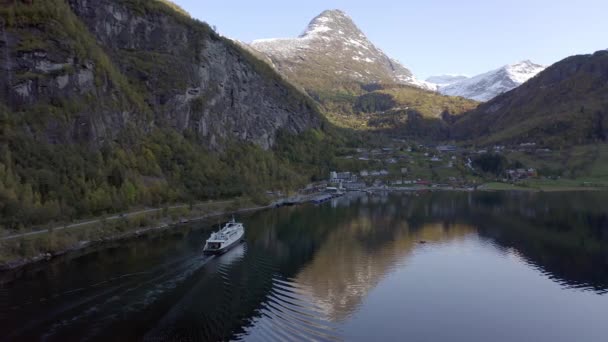 車両と旅客フェリーとストックノルウェー語フィヨルド — ストック動画