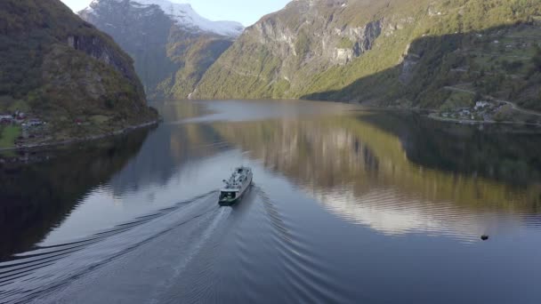 Trajekt Projíždějící Fjordem Norsku Během Pádu — Stock video