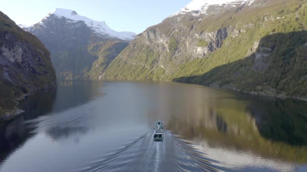 秋にノルウェーのフィヨルドを通過するフェリー — ストック動画