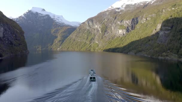 秋にノルウェーのフィヨルドを通過するフェリー — ストック動画