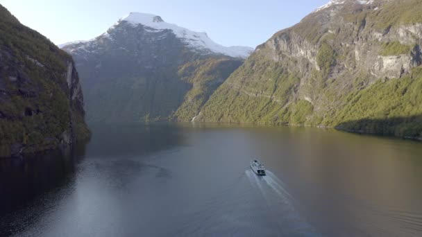 Prom Przepływający Przez Fiord Norwegii Podczas Jesieni — Wideo stockowe