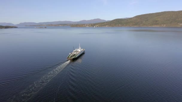 Norwegische Fähre Überquert Einen Fjord Und Befördert Passagiere Und Fahrzeuge — Stockvideo
