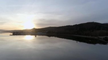 Oban, İskoçya 'da bir göl kenarı kasabası Gün batımında