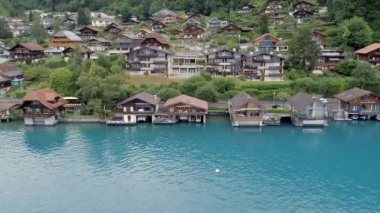 İsviçre 'de küçük bir Lakeside Kasabası Oberhofen