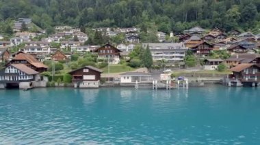 İsviçre 'de küçük bir Lakeside Kasabası Oberhofen