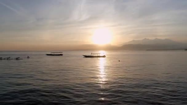 Sunrise Yoga Kurs Auf Stand Paddle Brettern Ruhigen Ozean — Stockvideo