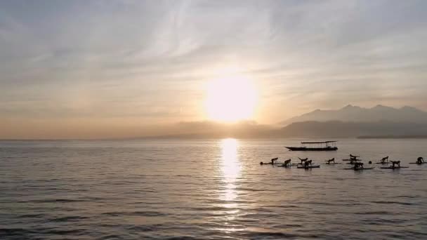 Sunrise Yoga Class Stand Paddle Boards Océano Calma — Vídeos de Stock