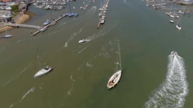 Güneşli bir günde Zevk Gemilerinin Hava Manzarası