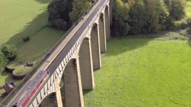 Galler 'deki Pontcysyllte su kemerini kullanarak Kanal Teknesi