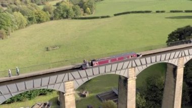 Galler 'deki Pontcysyllte su kemerini kullanarak Kanal Teknesi