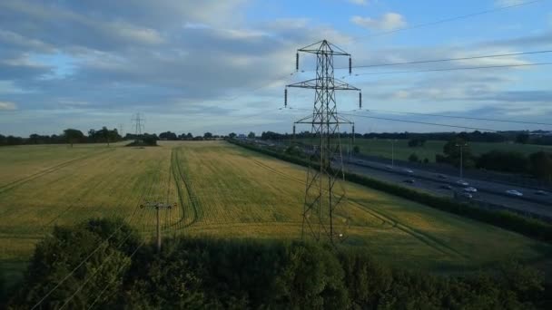 Pylône d'électricité dans un champ agricole 
