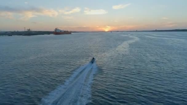 Barco Motor Que Viaja Frente Docas Southampton — Vídeo de Stock