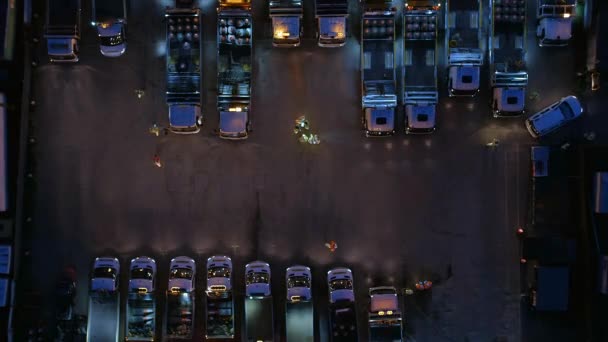車両や労働者と夜の道路工事デポの空中ビュー — ストック動画
