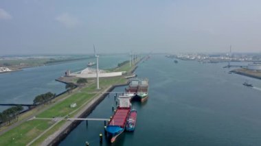 Rotterdam Limanı 'ndaki Calandkanaal' da Tekne ve Gemilerin Zaman Hızı
