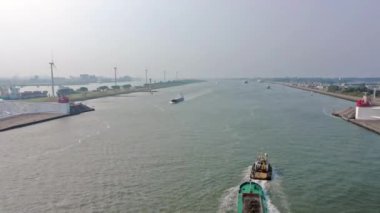 Rotterdam Limanı 'ndaki Calandkanaal' da Tekne ve Gemilerin Zaman Hızı