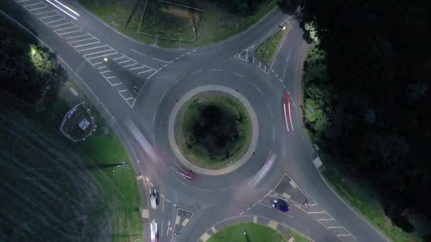 Zeitraffer Eines Nächtlichen Kreisverkehrs Mit Fahrzeugen Und Verkehr — Stockvideo