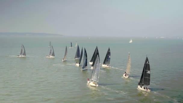 Iates Competindo Uma Corrida Rápida Vela — Vídeo de Stock