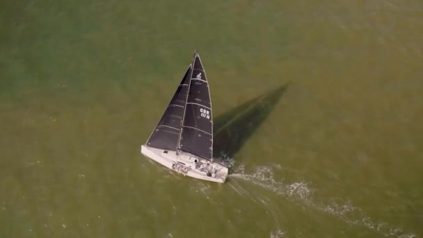 Yacht Konkurrerar Snabb Segling Race — Stockvideo
