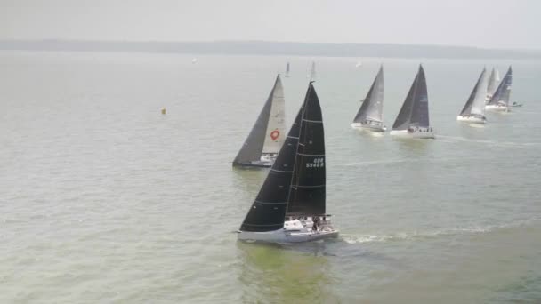Yachts Compétition Dans Une Course Voile Rapide — Video