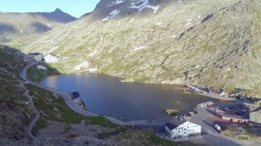 St Bernard Geçidi Gölü ve İsviçre ve İtalya Sınırı Dağ Manzaraları