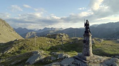 St Bernard Geçidi ve İsviçre ve İtalya sınırında Dağ Manzaraları