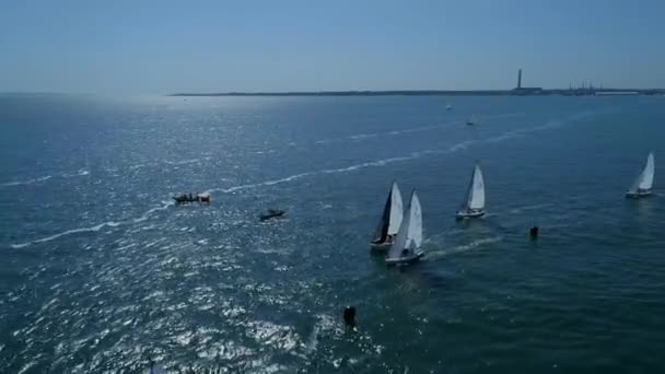 帆船比赛中飞越游艇的空中飞行 — 图库视频影像