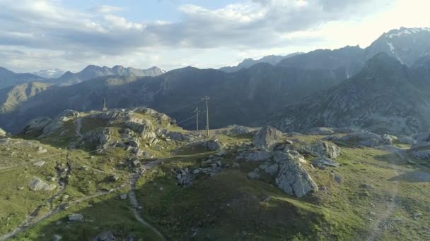 ベルナール峠とスイスとイタリアの国境の山の景色 — ストック動画