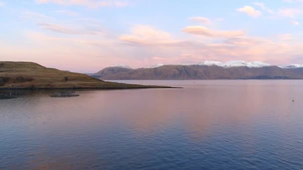 Skoçya Bir Gölde Küçük Bir Balıkçılık Alabalığı Çiftliğinin Gündoğumu Manzarası — Stok video