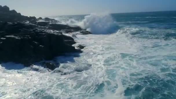 Vagues écrasantes sur une côte rocheuse et dangereuse 