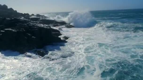 Συγκρούοντας Κύματα Μια Βραχώδη Και Επικίνδυνη Ακτή — Αρχείο Βίντεο