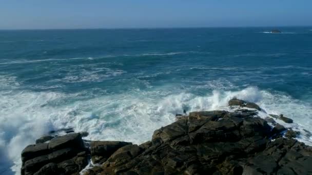 Bater Ondas Uma Costa Rochosa Perigosa — Vídeo de Stock