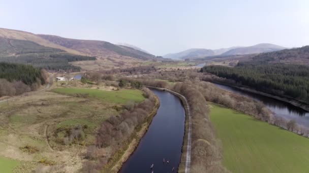 スコットランドの運河に沿って旅行するカナダ人グループ — ストック動画