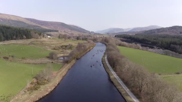 Gruppo Canoisti Che Viaggiano Lungo Canale — Video Stock