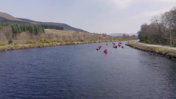 Disparo Aéreo Bajo Rápido Grupo Canoistas Que Viajan Largo Canal — Vídeo de stock