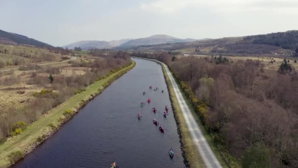 Rising View Csoport Canoeists Utazó Végig Canal — Stock videók