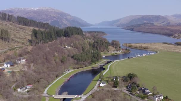 Kanovaarders Schotland Een Kanaal Lezen Voordat Een Loch Binnengaat — Stockvideo