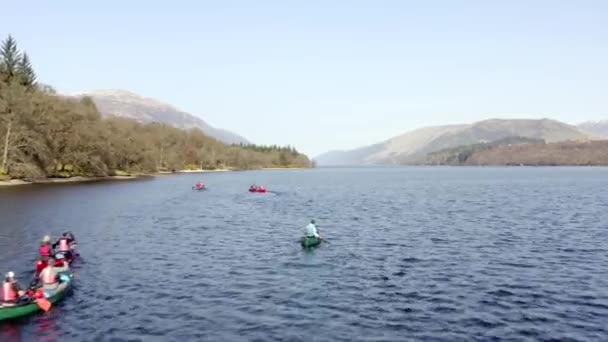아름다운 풍경으로 둘러싸인 호수에서 카누를 사람들 — 비디오