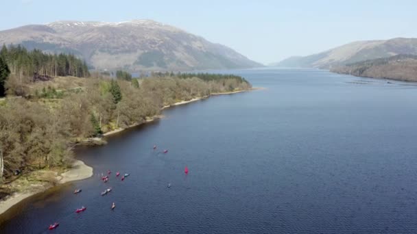 아름다운 풍경으로 둘러싸인 호수에서 카누를 사람들 — 비디오