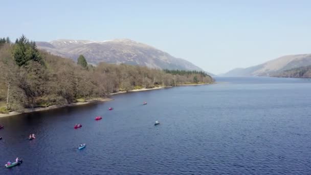 Canoístas Escócia Lago Cercado Por Belas Paisagens — Vídeo de Stock