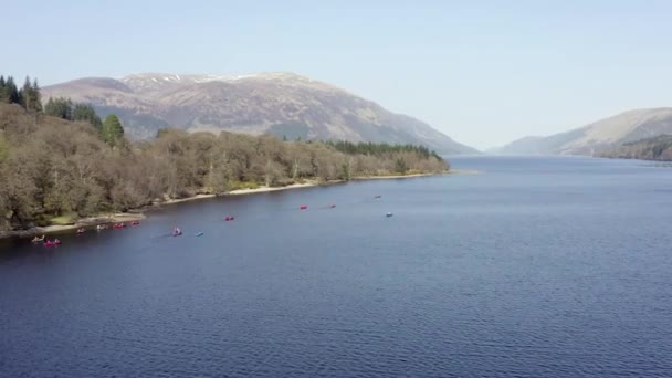 Kanuten Schottland Einem See Bei Herrlicher Landschaft Aus Der Luft — Stockvideo