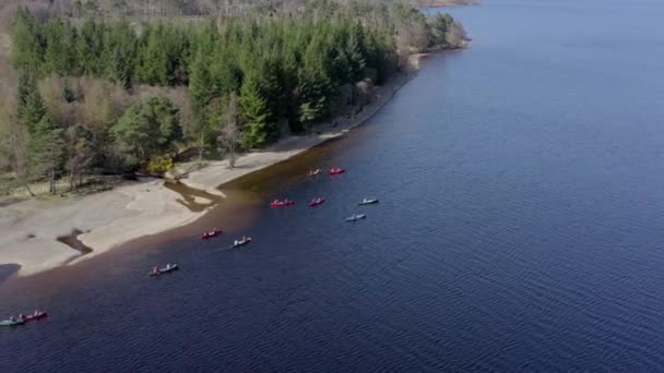 Canoistas Cerca Orilla Lago Durante Verano — Vídeo de stock