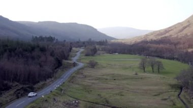 İskoç Manzarası 'nda Yol Dönüşü