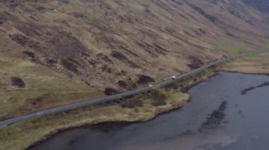 Glencoe Vadisi İskoçya 'daki Loch Achtriochtan Gölü' nün yanındaki karavan.