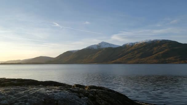 Langsamer Flug Über Die Ufer Eines Schottischen Lochs — Stockvideo