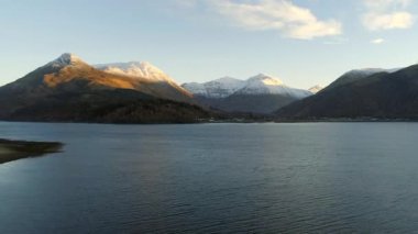 İskoçya 'daki Glencoe Vadisi ve Gölünün Hava Görüntüsü